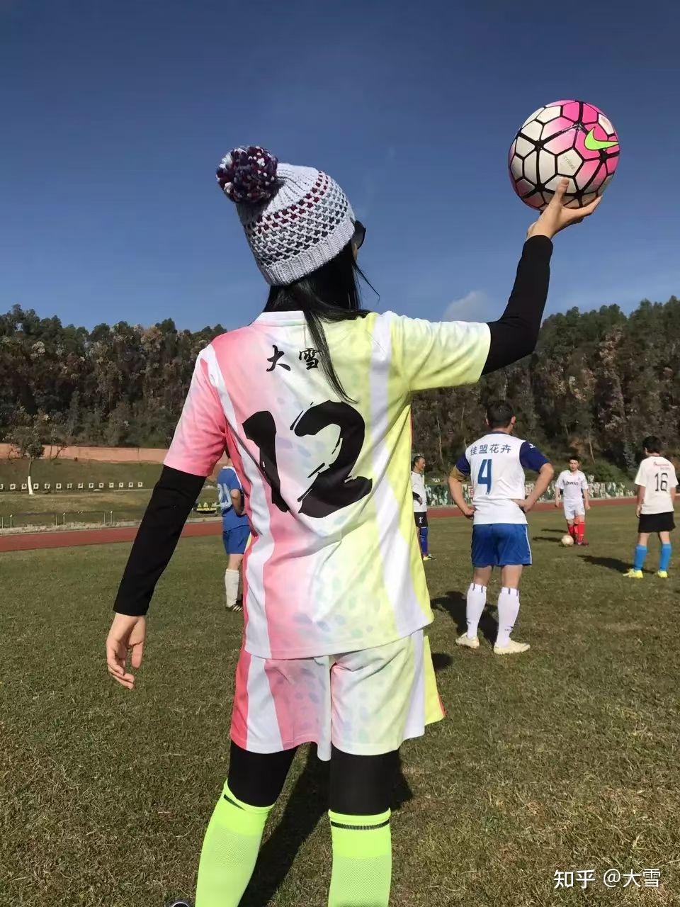 中国踢足球的女生比男生少之又少,为什么女足能拿冠军? - 知乎