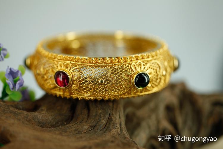 《红楼梦》中平儿的虾须镯是什么样子的?