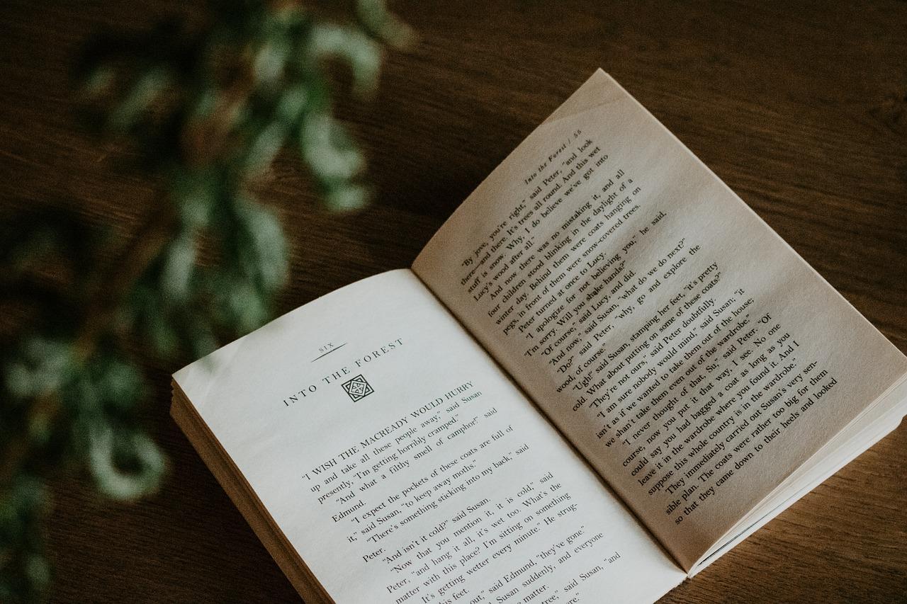 文学巨匠笔底生