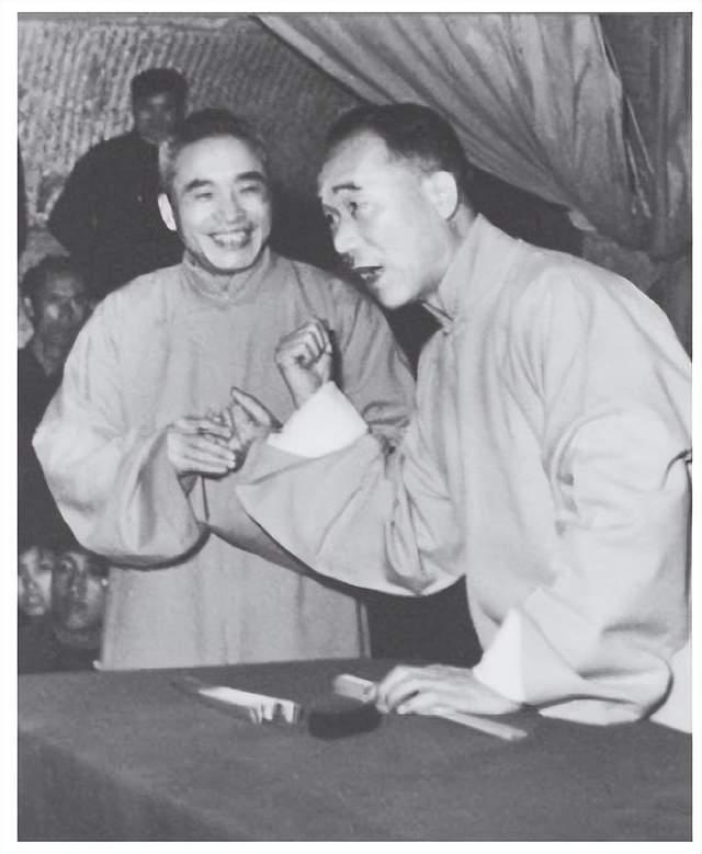 毛主席听相声从不笑出声,只有一次,侯宝林编了4句歪诗,逗得他哈哈大笑 - 知乎