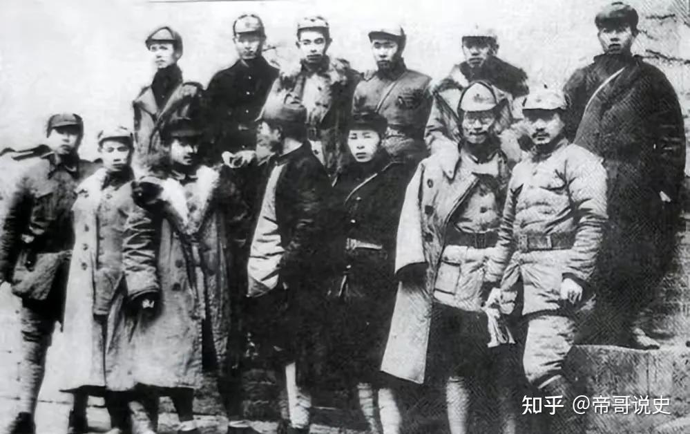 1955年授衔，陈赓虽授大将却闷闷不乐，贺龙问他：想老战友了吧？ - 知乎
