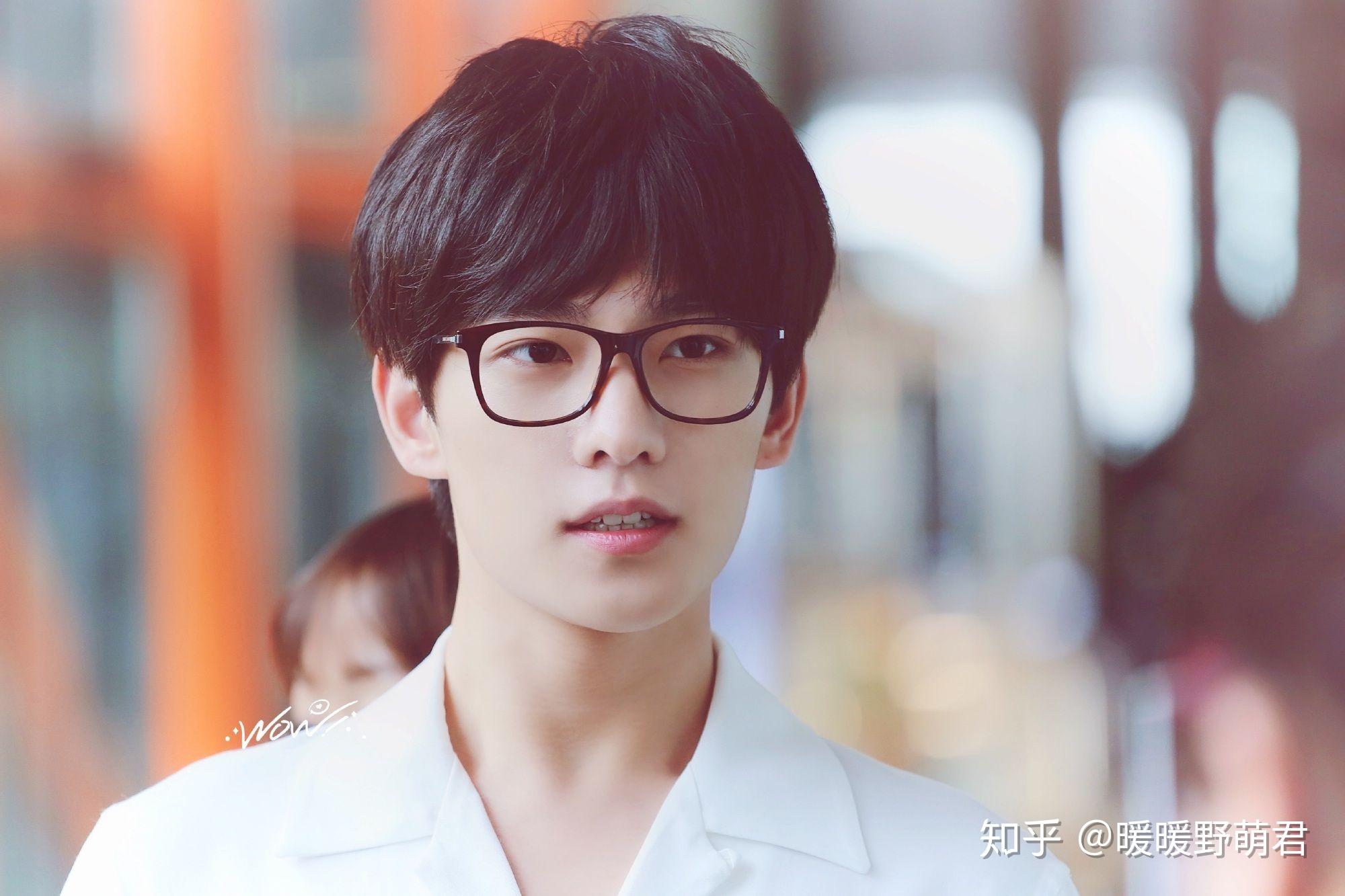 手机里有没有杨洋戴眼镜的壁纸头像?