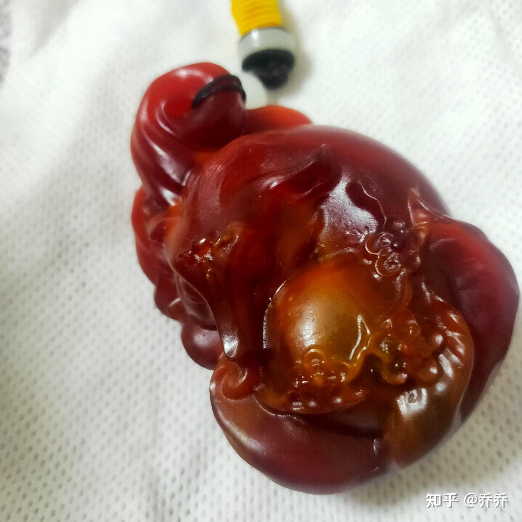 买了个龙涎香手把件结果怎么看怎么像塑料