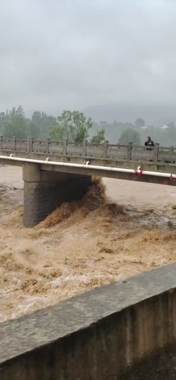 卫河鹤壁段决堤图片