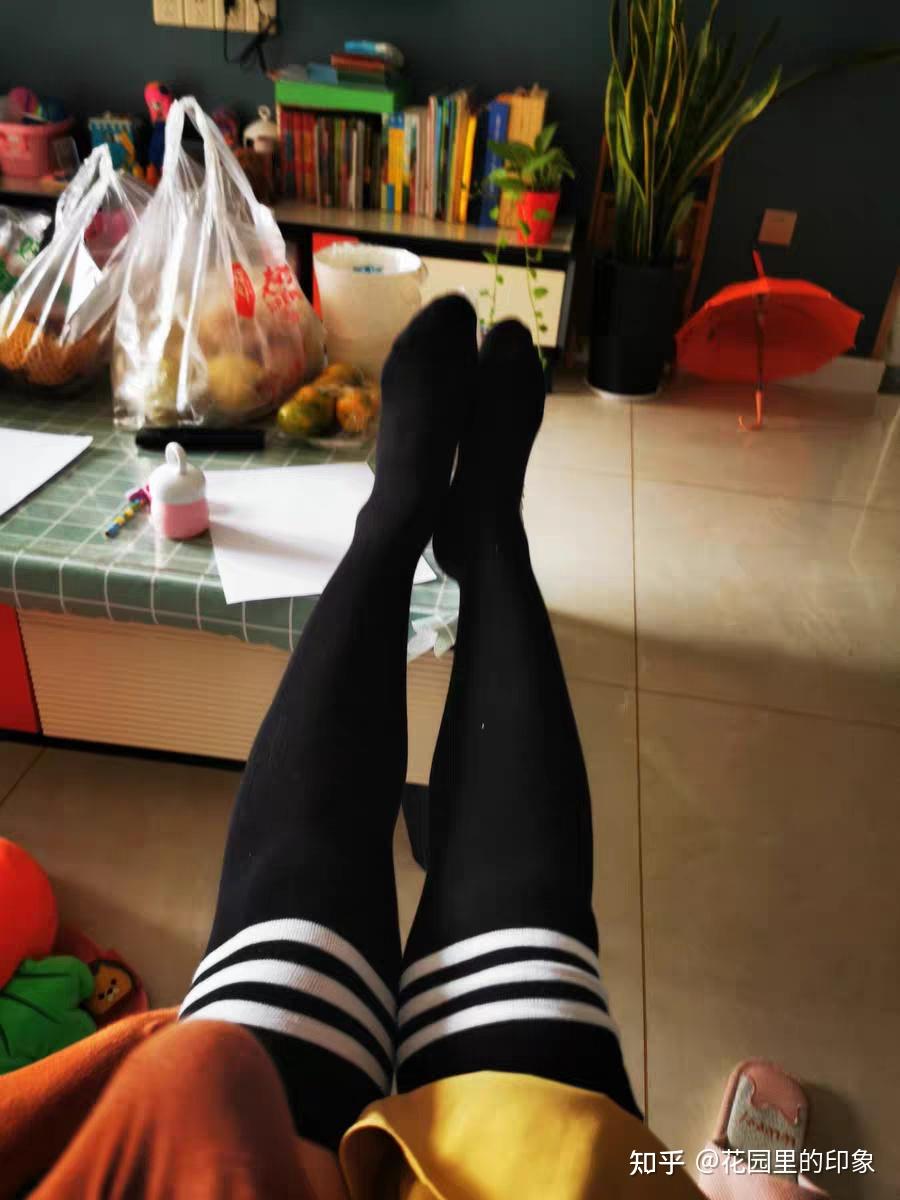 冬天女生穿丝袜穿靴子一天晚上脱下来袜子会臭吗