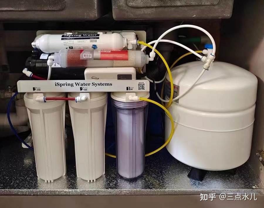 有五个滤芯(pp棉,前置活性炭,超滤膜,ro膜,后置活性炭)的净水器,滤芯