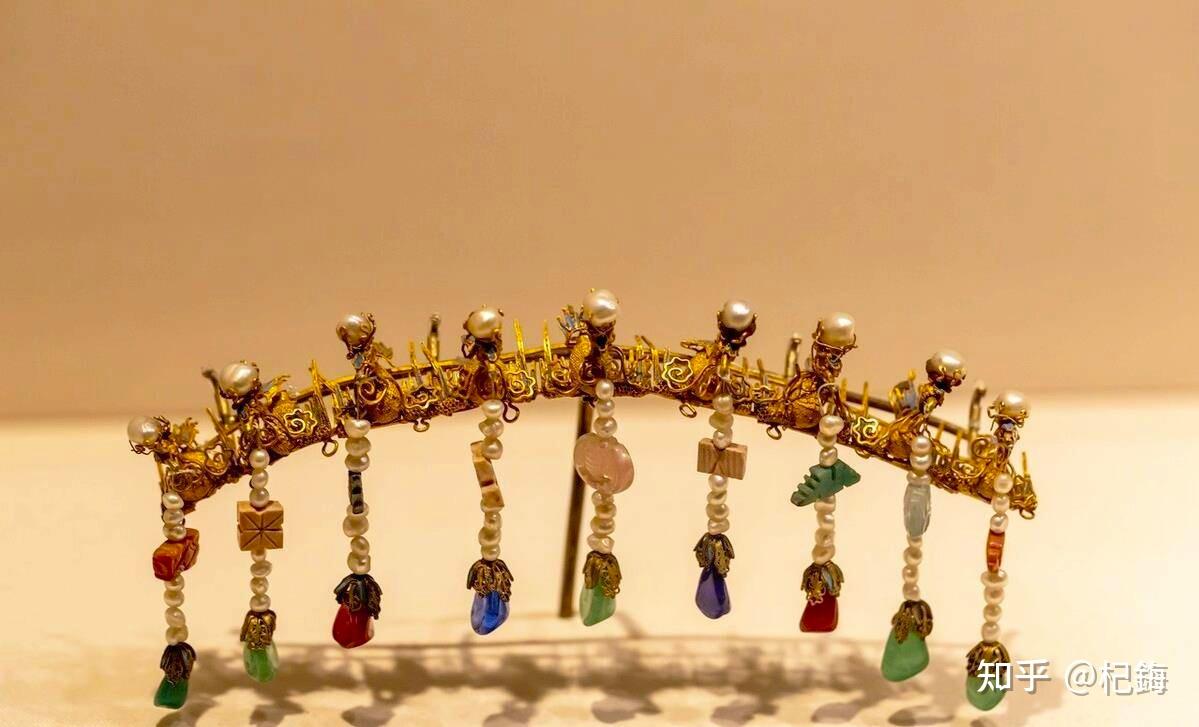 《红楼梦》中平儿的虾须镯是什么样子的?