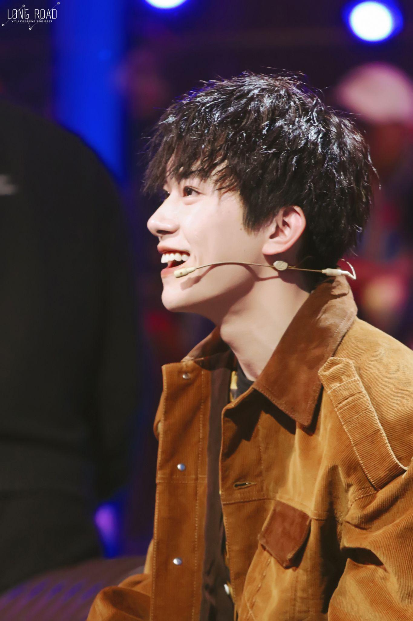 求易烊千玺笑得很开心的图片