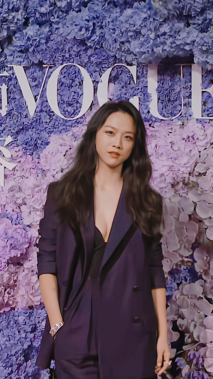 汤唯无意间一撩衣服,露出里面的大v领打底裙,这哪像42岁的女人