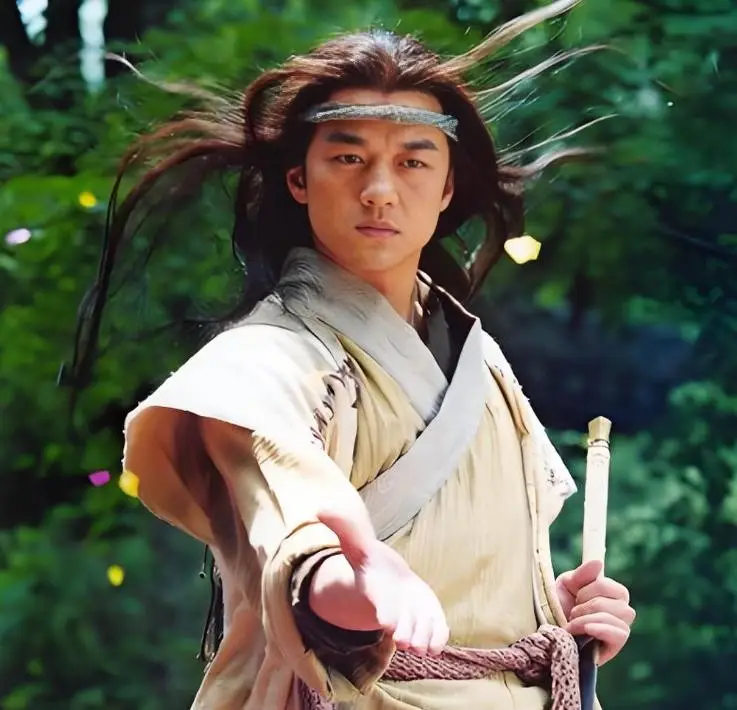 为什么网友对金庸的小说《笑傲江湖》中的令狐冲褒贬不一？