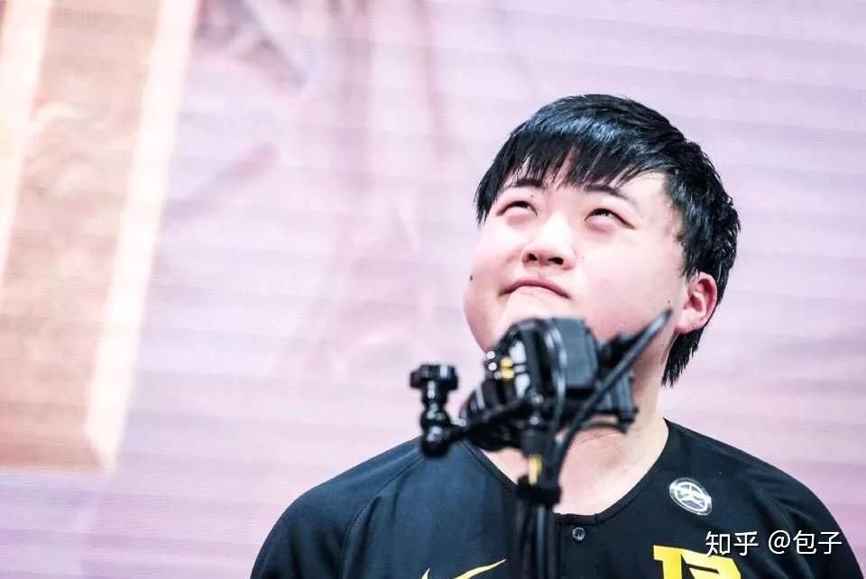 年 6 月 3 日《英雄联盟》职业选手,电竞名宿 uzi「简自豪」宣布退役