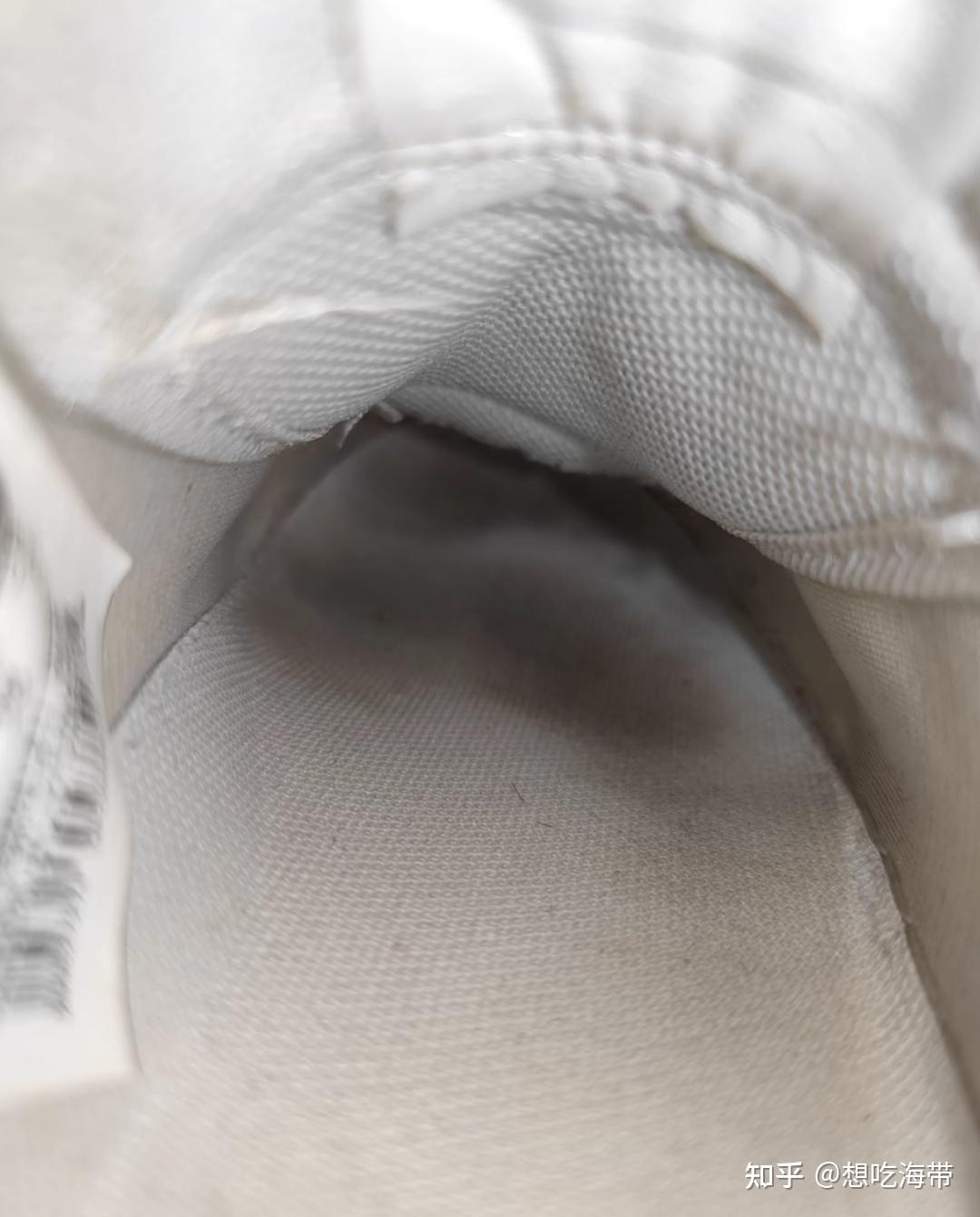 脚一穿鞋就很臭人多的时候不能通风更臭这是怎么引起的应该怎么治