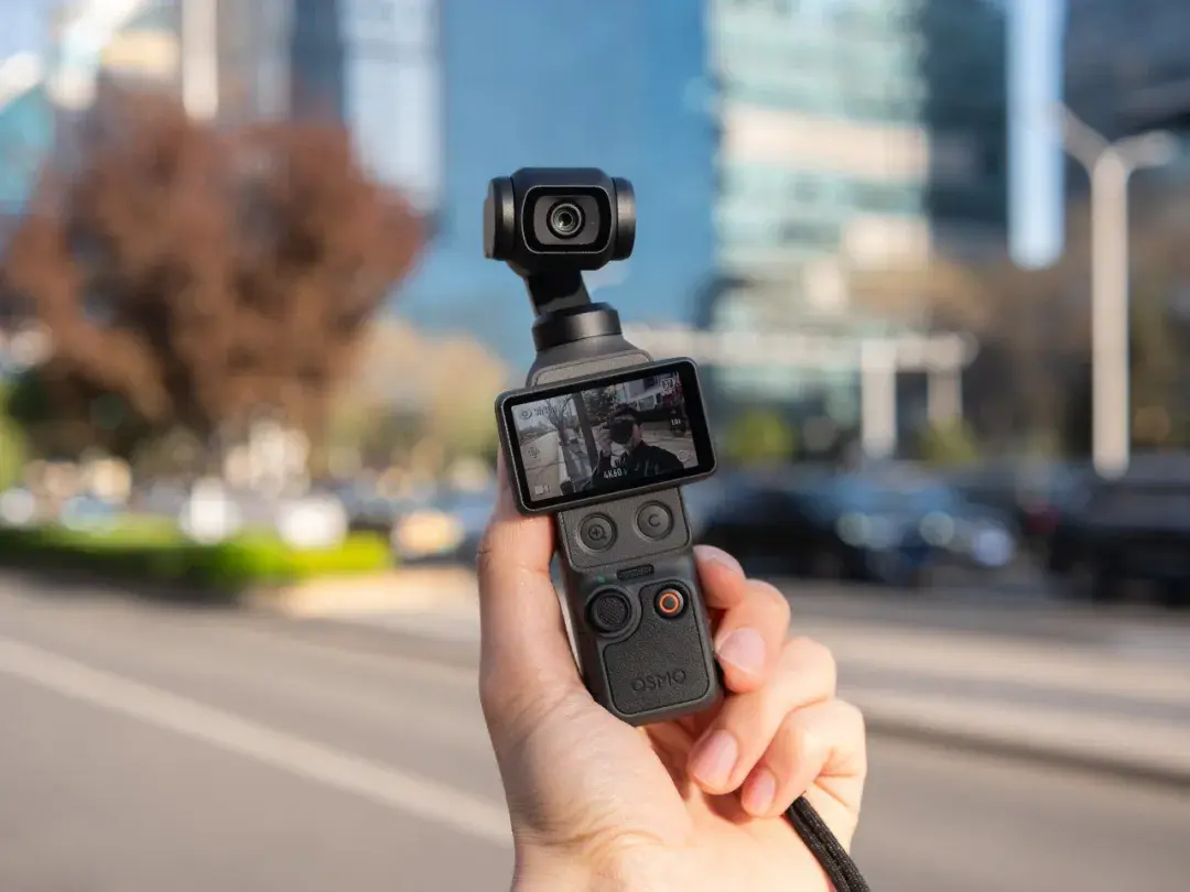 大疆 OSMO Pocket 4 深度体验:三年之后,大疆如何继续定义「手持云台相机」