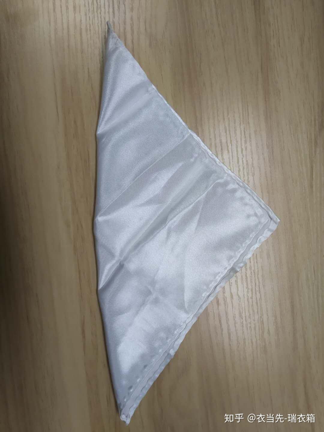 问下大家怎么才能把西装口袋巾叠成这样最好有图解谢谢大家