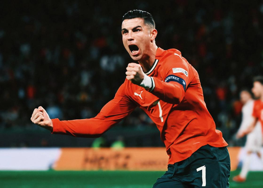 为什么C罗作为前锋进了那么多球，比赛中还有那么多离谱的越位？