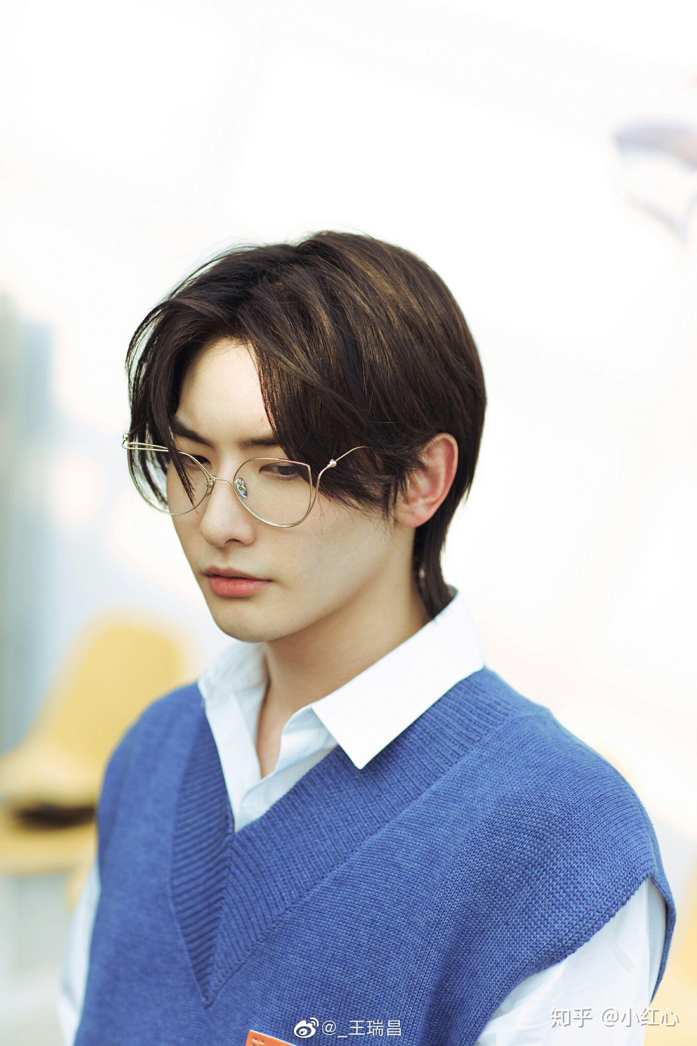 有哪些男明星戴上眼镜很有斯文败类的感觉