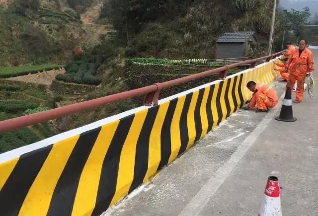 为什么立面反光漆都是黄黑或者红白的有其它颜色吗