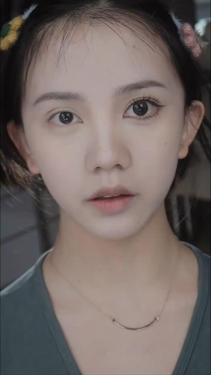 请问这样的单眼皮小眼睛该如何画眼妆呢