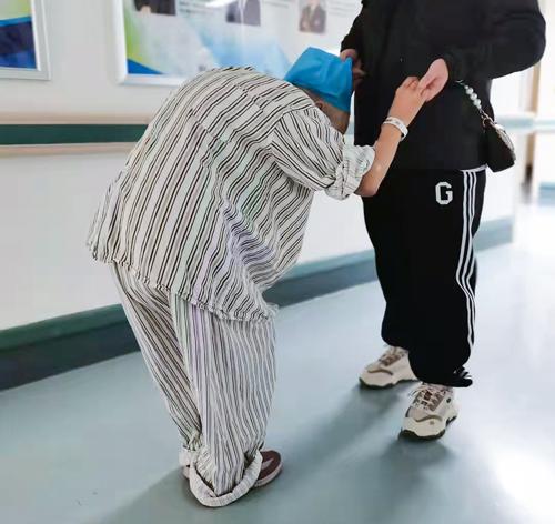 疑问医答老年人出现弯腰驼背的姿势警惕帕金森病