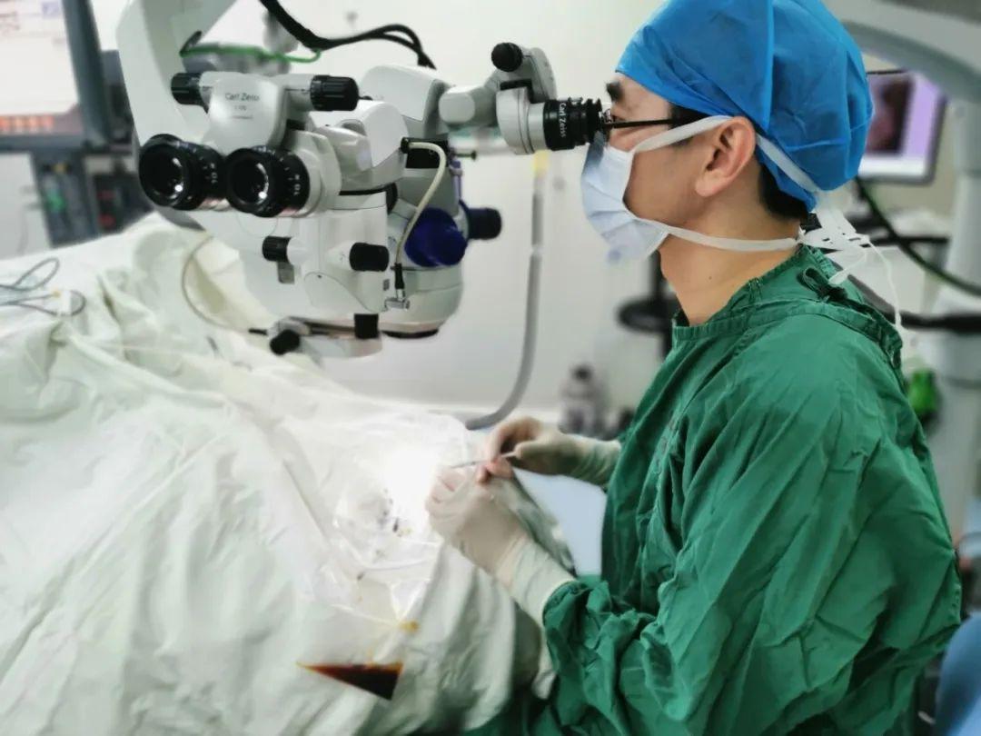 7旬老人因近视1000多度致视网膜有8个裂孔 康克明医生为其 补上 知乎