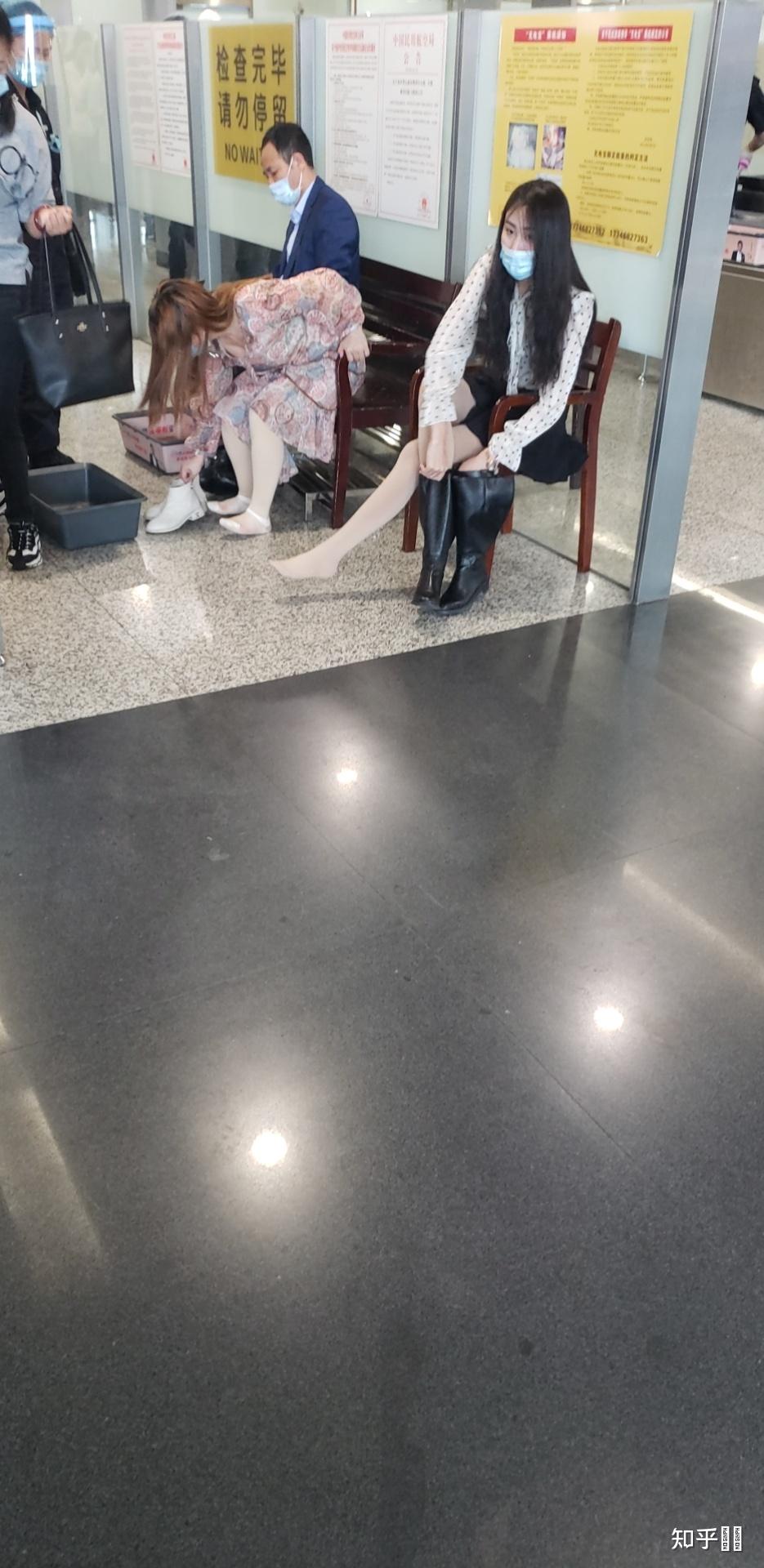 迫不得已的情况下你会当着陌生人的面脱下靴子吗