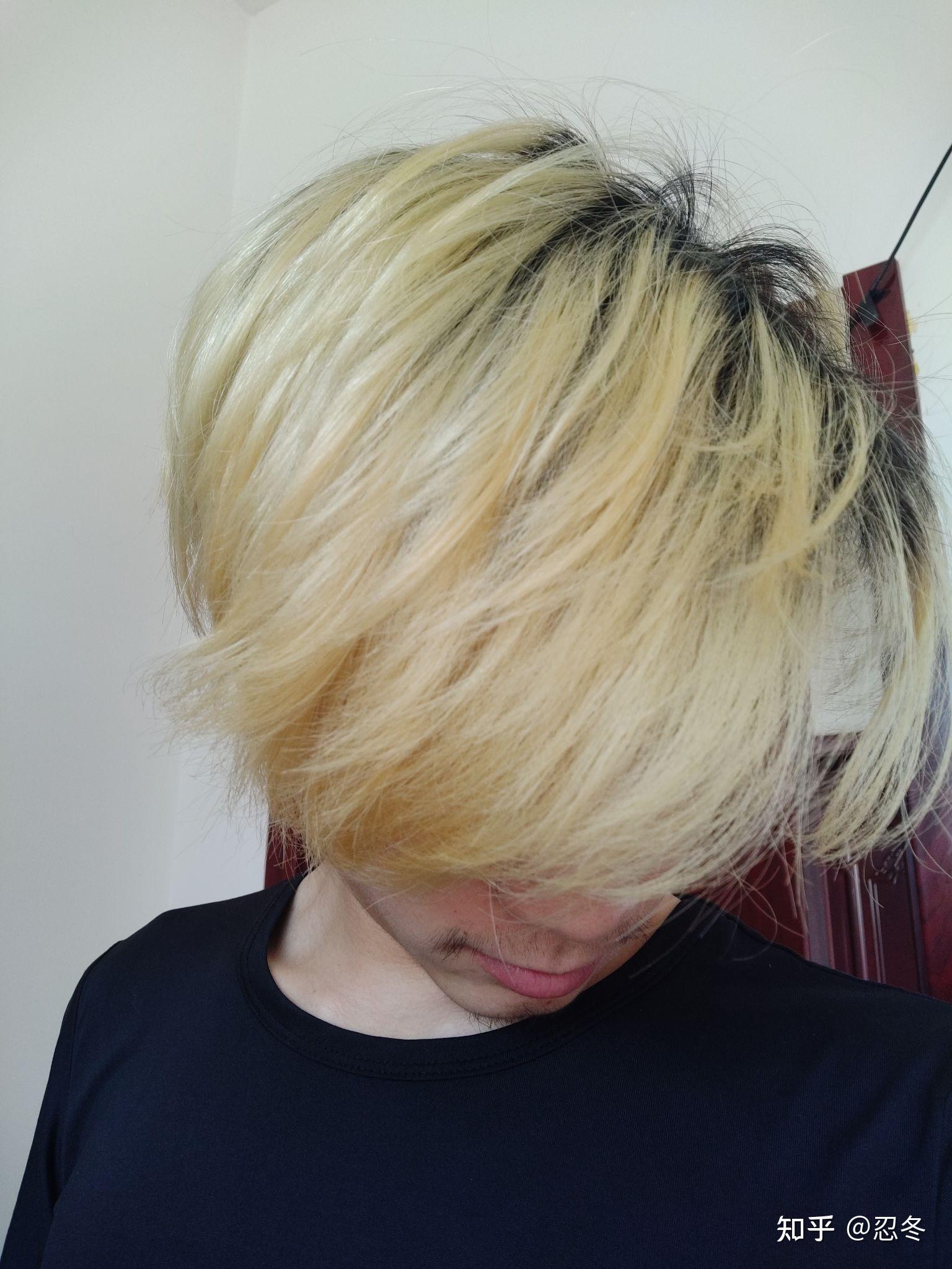 今天刚漂了头发,本来打算漂个白金什么的,结果只漂到了金色吧,比较黄