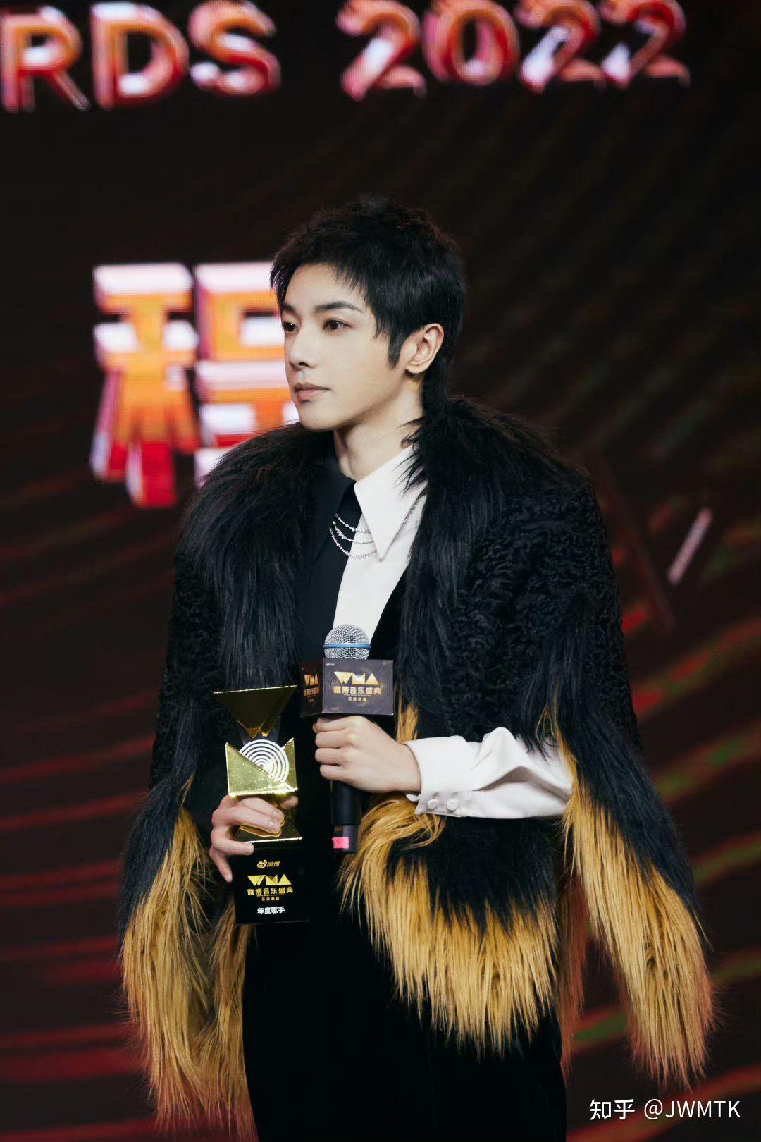 如何评价华晨宇最近的装束?