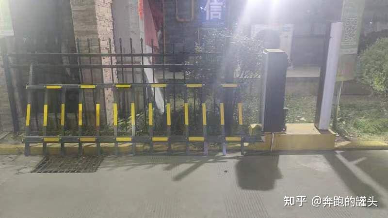 撞坏小区道闸栏杆,物业要求赔偿4500合理吗?