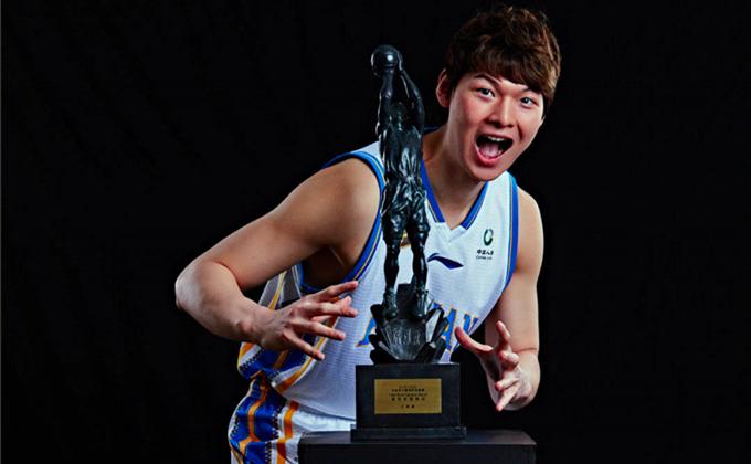 新科mvp王哲林其打球态度终有一天会成为大王