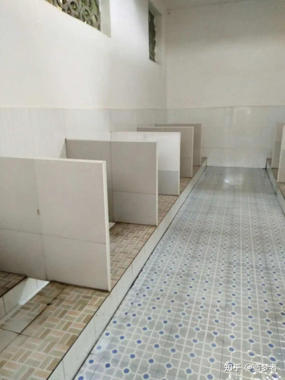 你能接受学校厕所没有挡板吗?