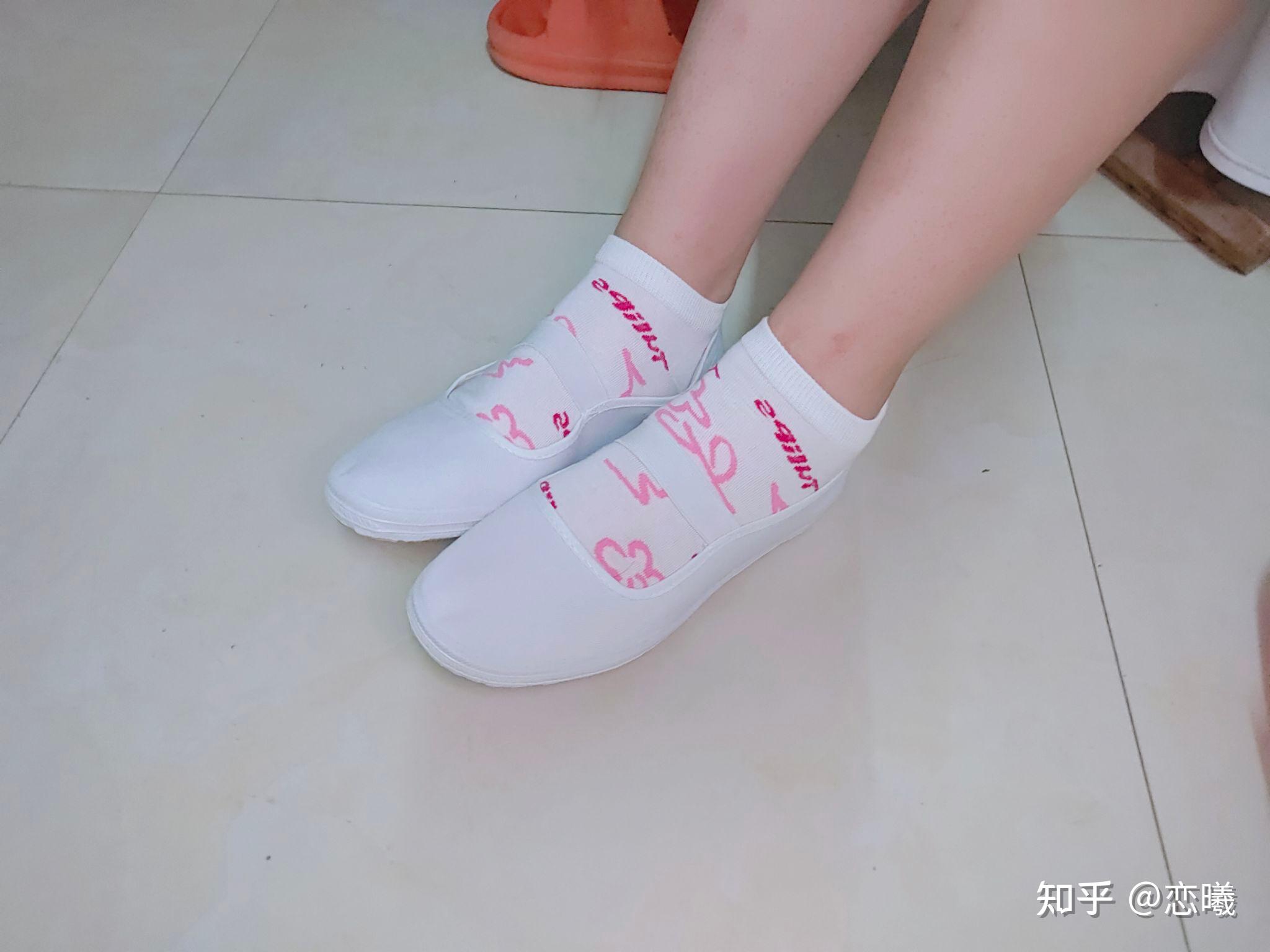 现在还有女生喜欢下图这样的白布鞋没?