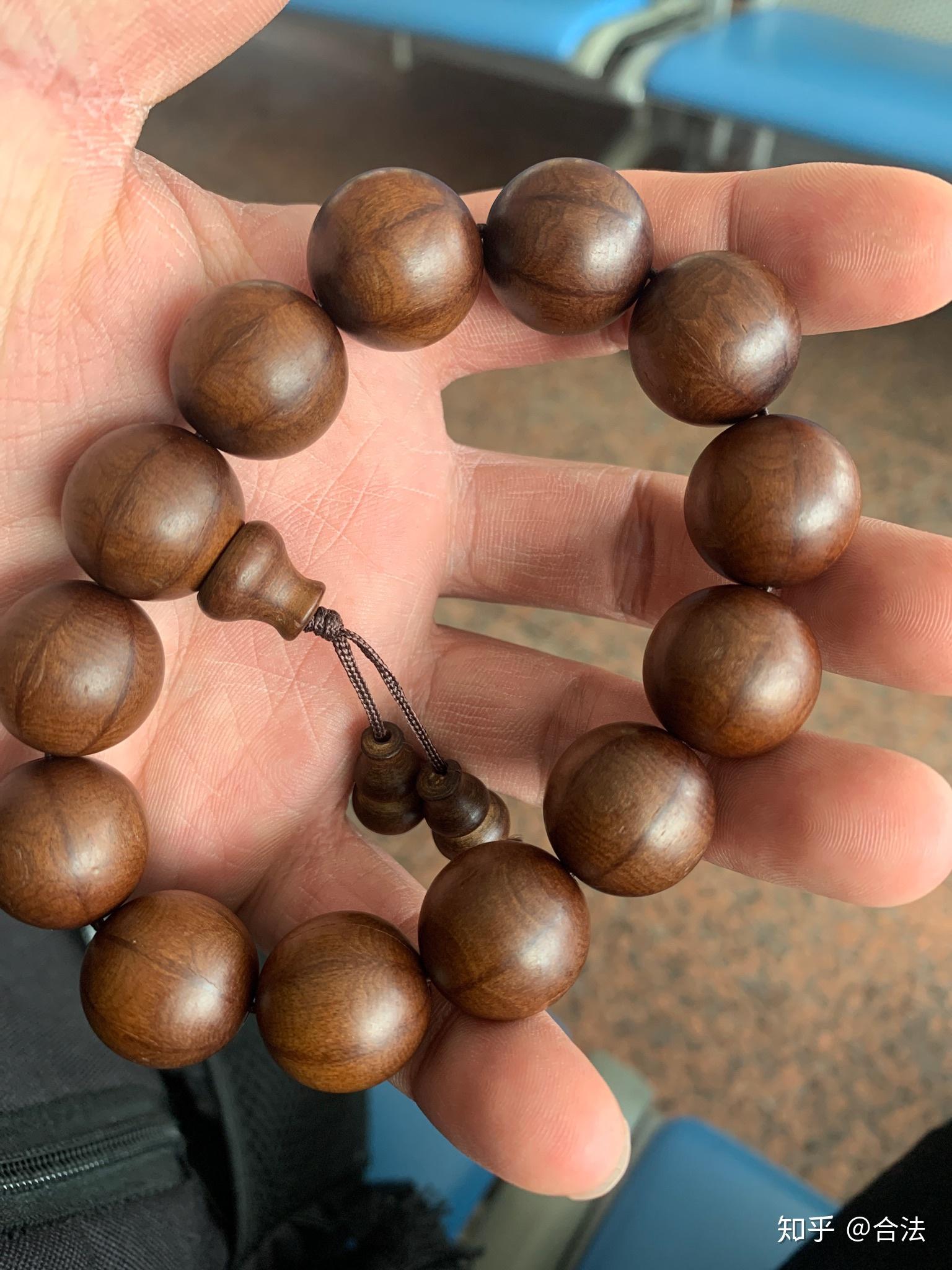 对于街边被两三个僧人拦下说今天什么什么日子,然后硬塞给我一串佛珠