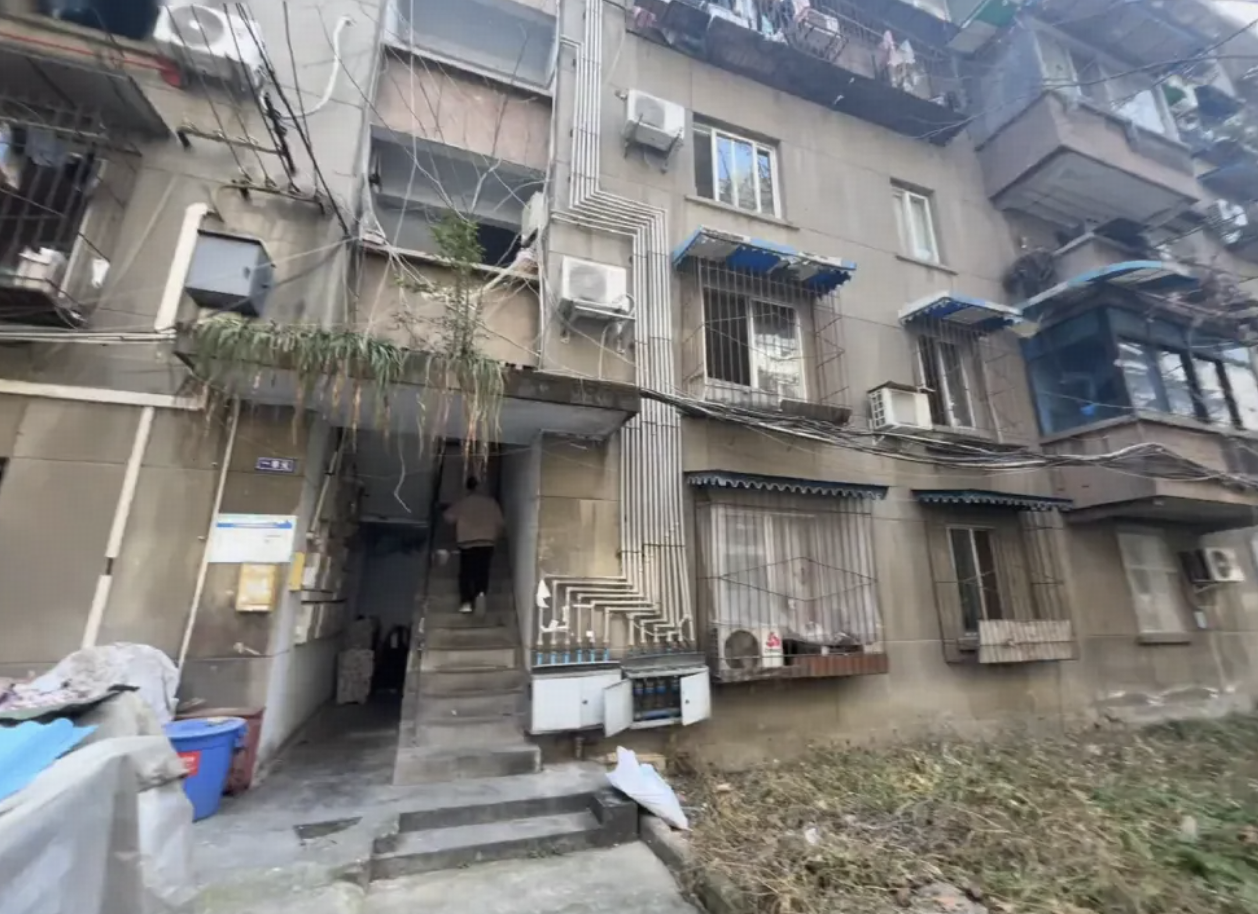 网友贷款抄底 8 套老破小，靠房租还贷还有额外收入，「以租养贷」叙事当下还流行吗？存在哪些风险？