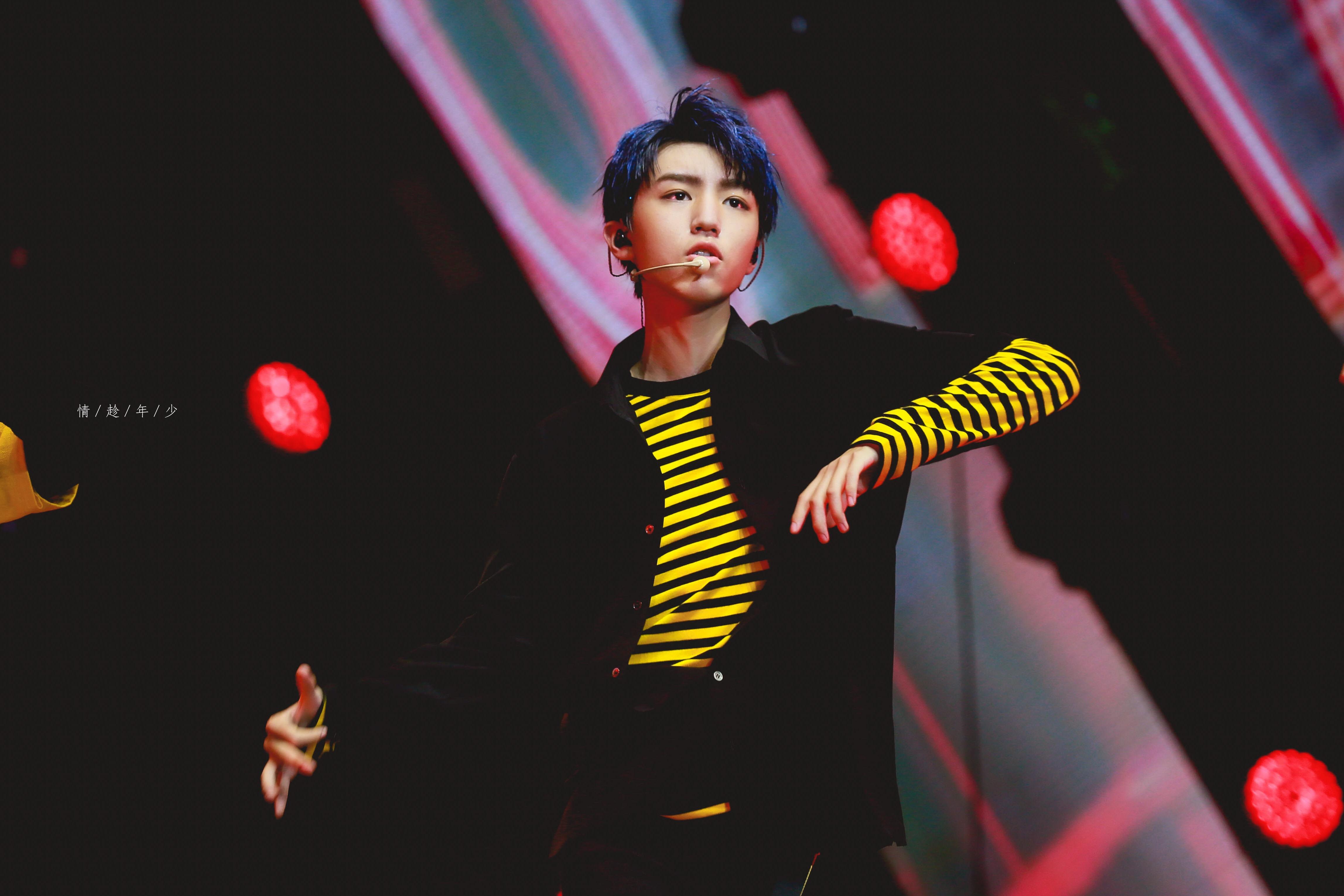 有没有一些王俊凯的高清图片适合做电脑桌面?或是一些蓝海图? - 知乎