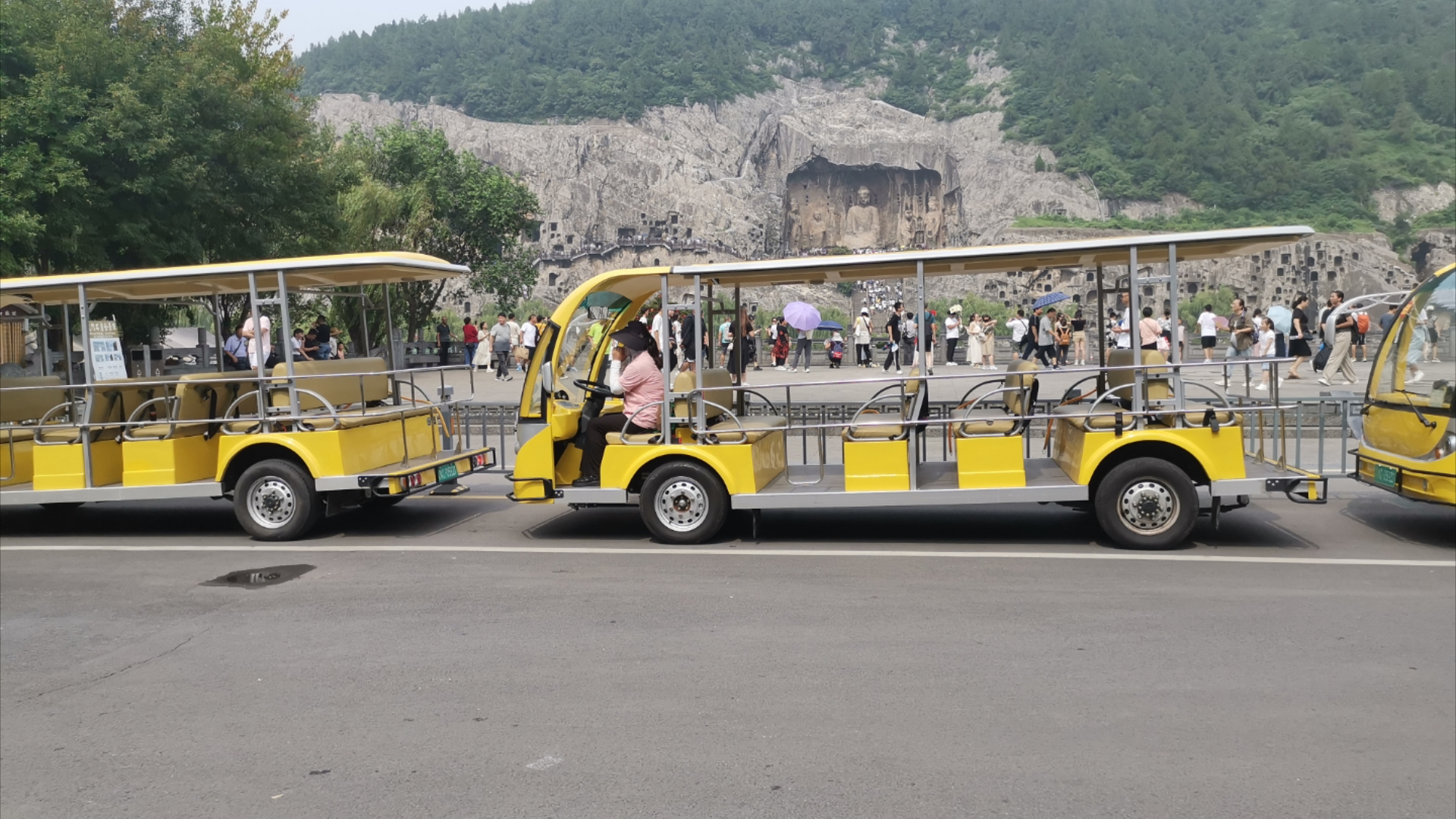 委员建议景区大门别修太远，避免买了门票还要买摆渡车票，景区为何把大门越修越远？如何让该建议更好落地？