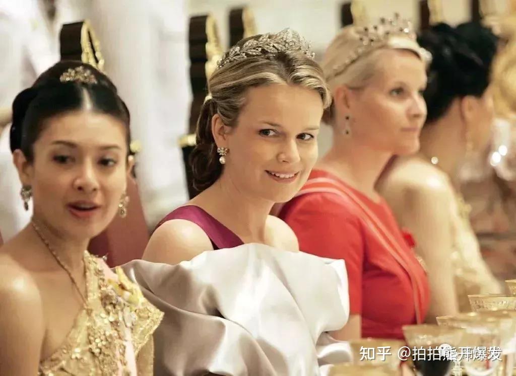 如何看待泰王册封诗妮娜为王后泰国创造历史同时出双王后