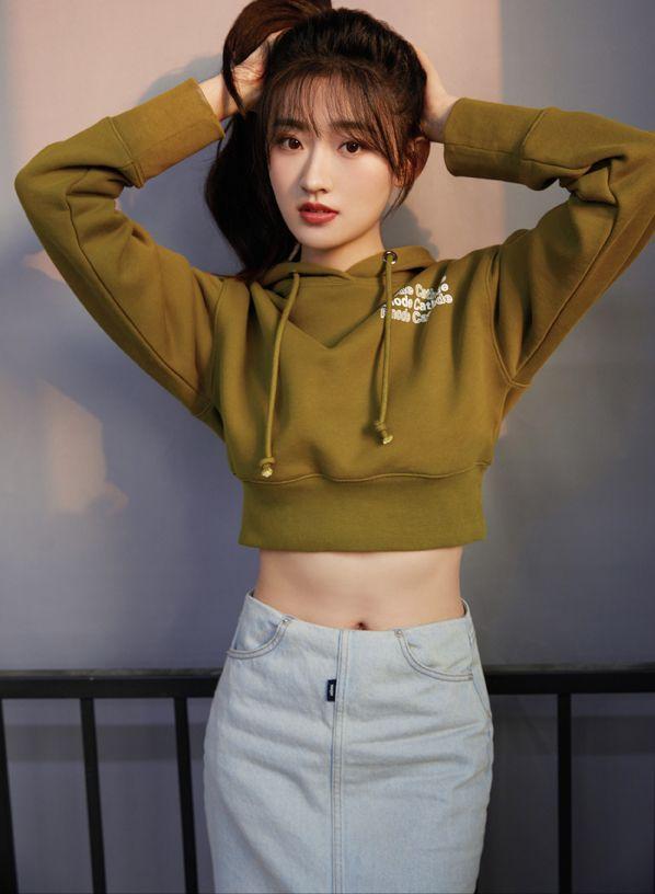 杨雨潼最新写真发布,清纯素雅大气,表情俏皮灵动