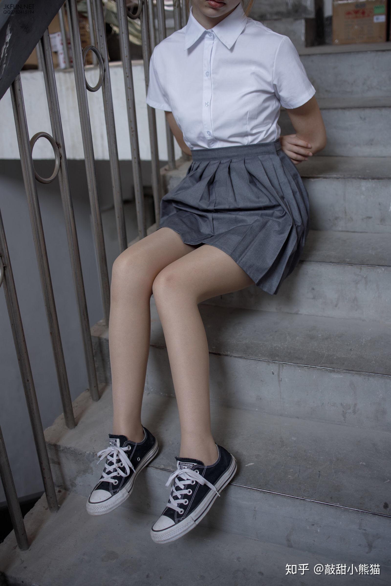 肉色丝袜搭配运动鞋好看吗? - 知乎