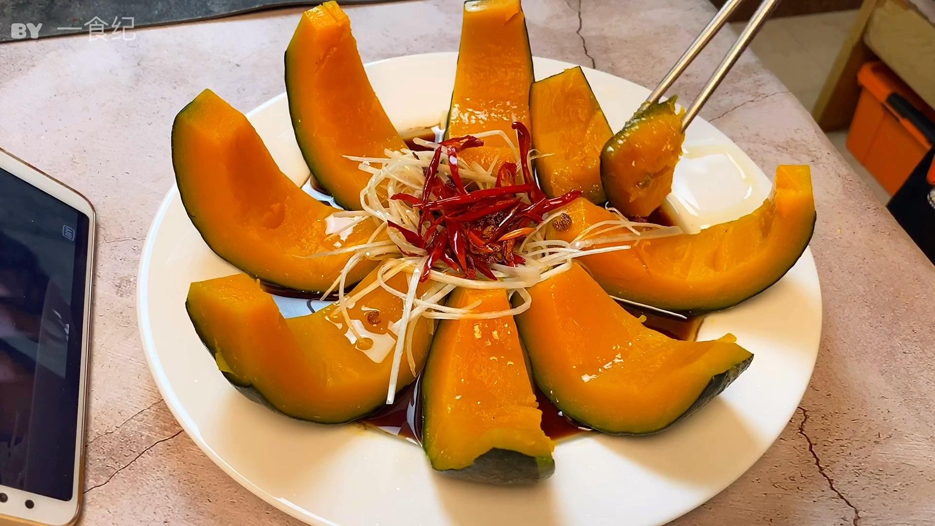 豉香蒸南瓜|香甜软糯的板栗南瓜,裹上葱香微辣的豉汁,吃一口就停不