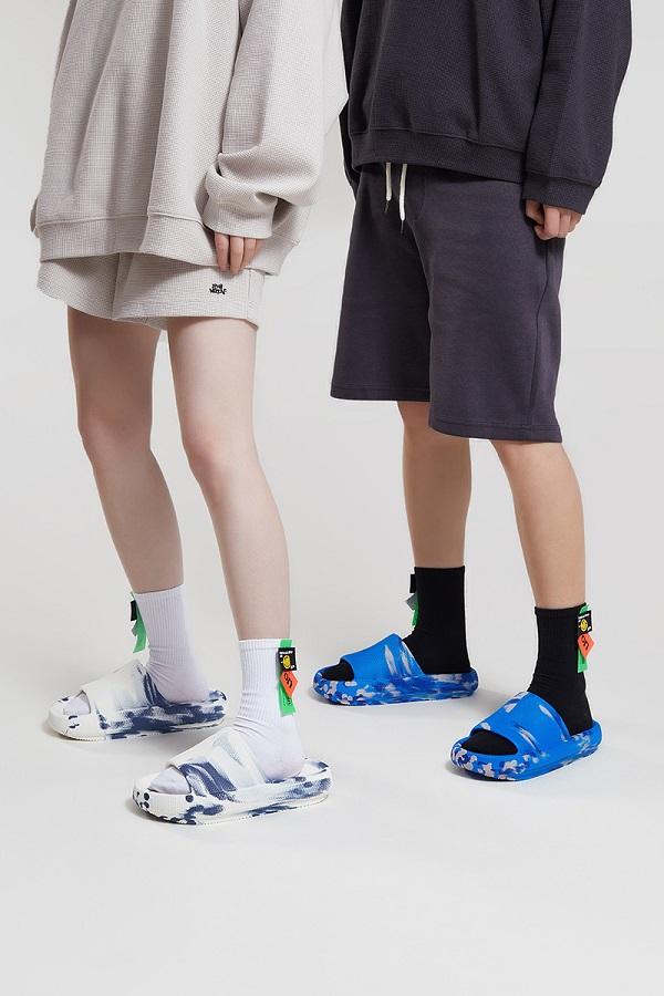 拖鞋配袜子这种时尚你会穿搭吗