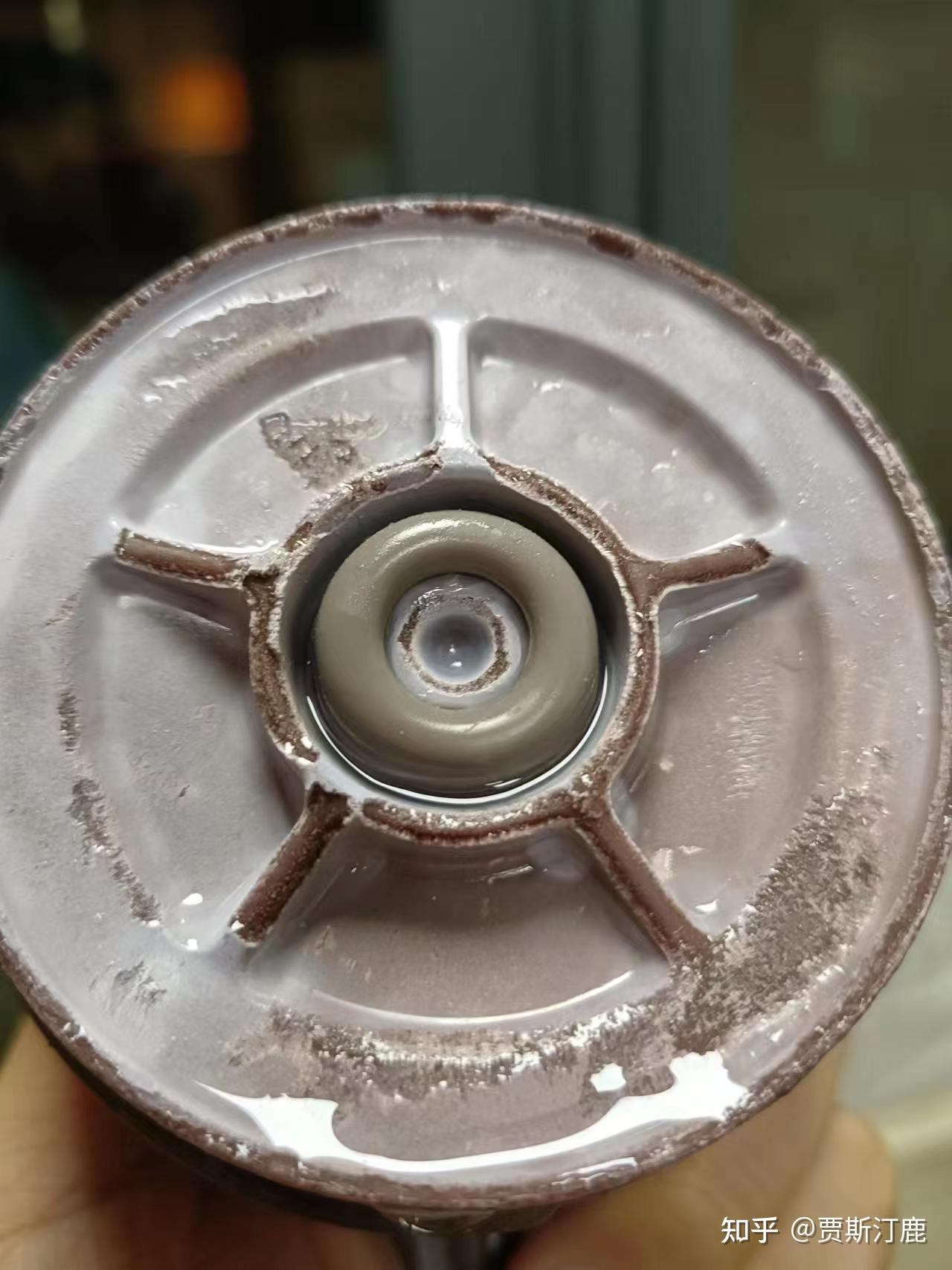 保温壶盖内持续脱落大量黑色塑料粉末商家坚持说是pp材质老化现象我不