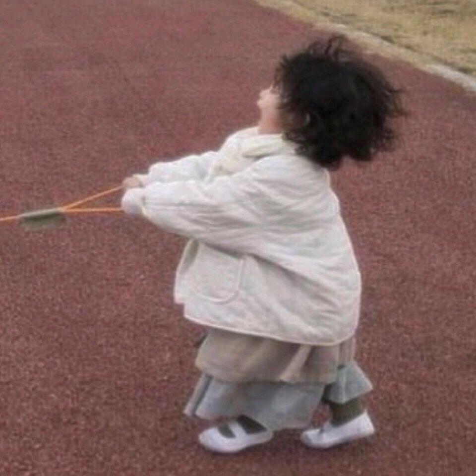 情侣头像一人一狗有没有那种女方是可爱的小女孩,男方是狗的头像呀