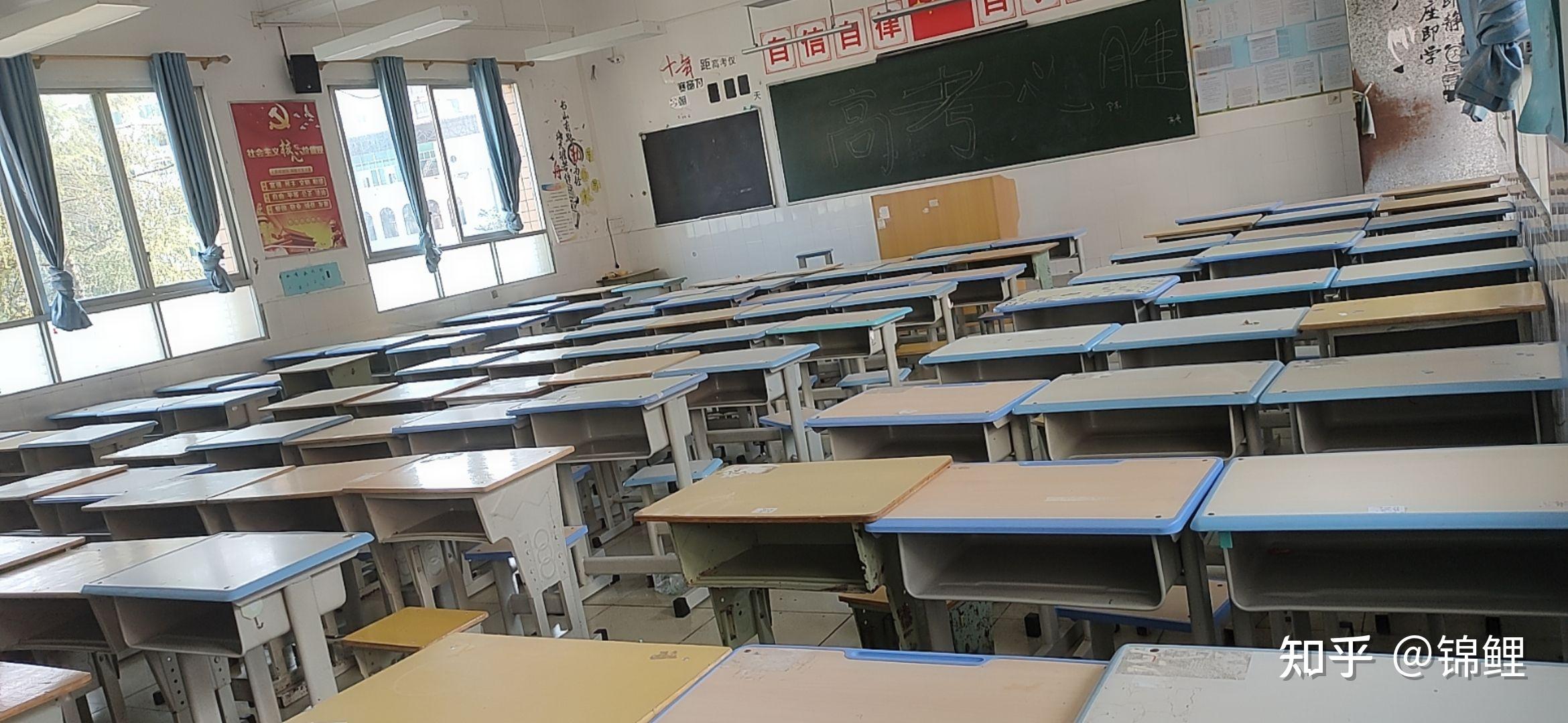 请问遵义市播州区南山中学一个班有多少人