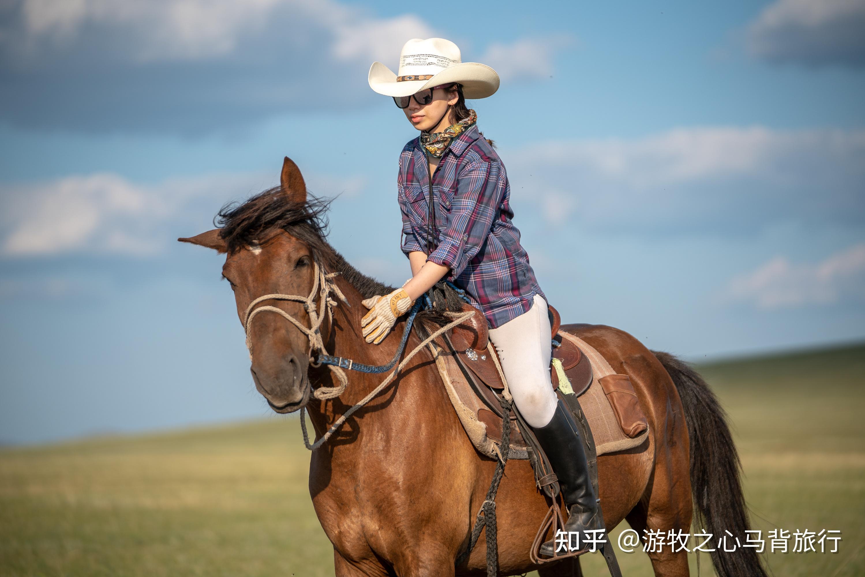 女生骑马壁纸图片