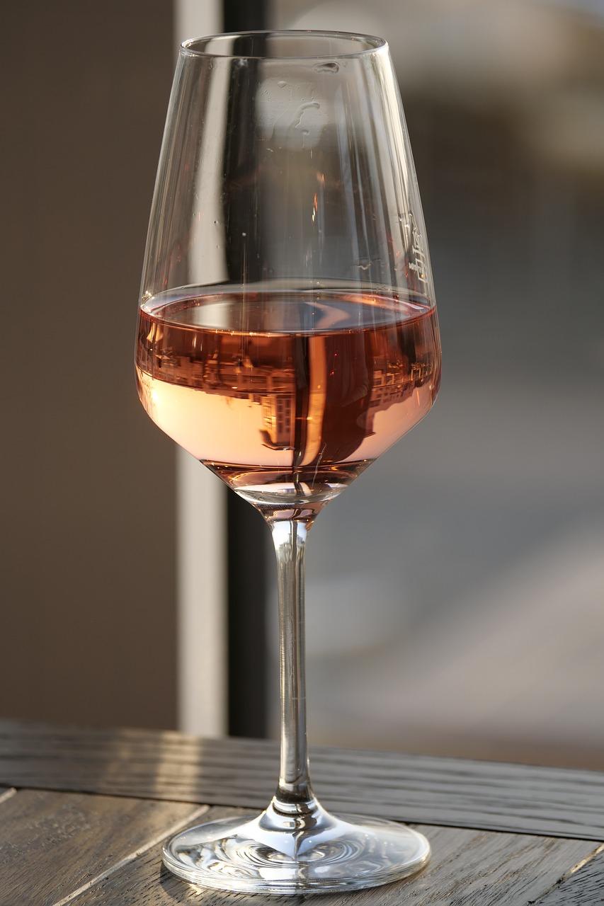 2. 使用软布轻擦