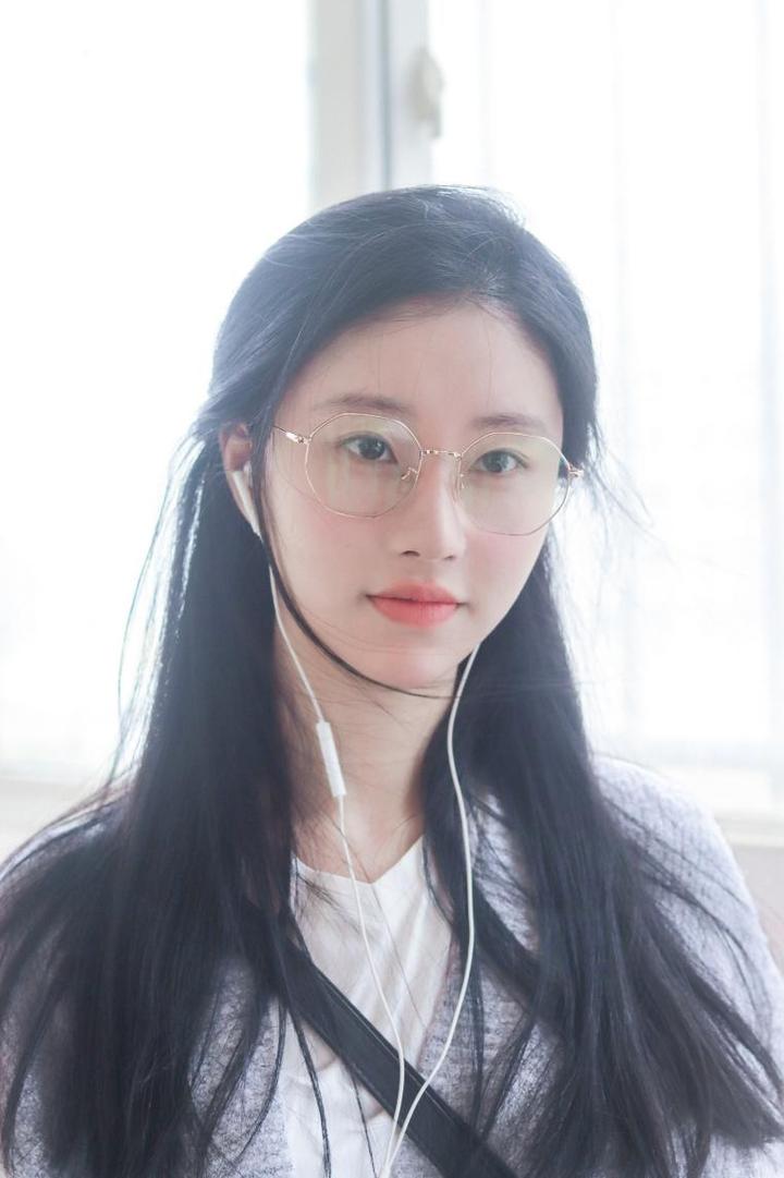 灵气小花贺子素颜照清新脱俗气质清贵 让人过目难忘