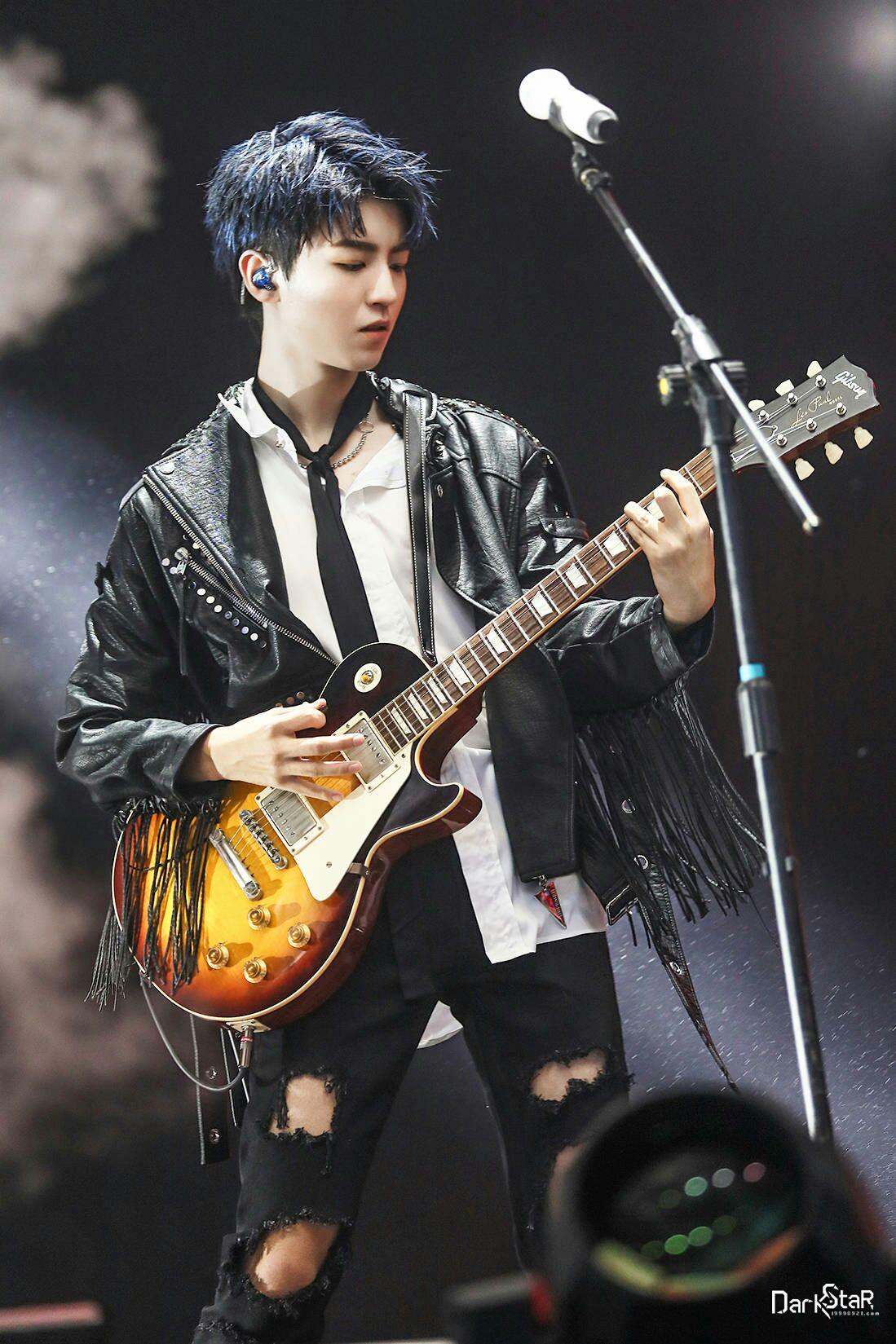 如何评价王俊凯在tfboys四周年演唱会上的吉他弹唱?