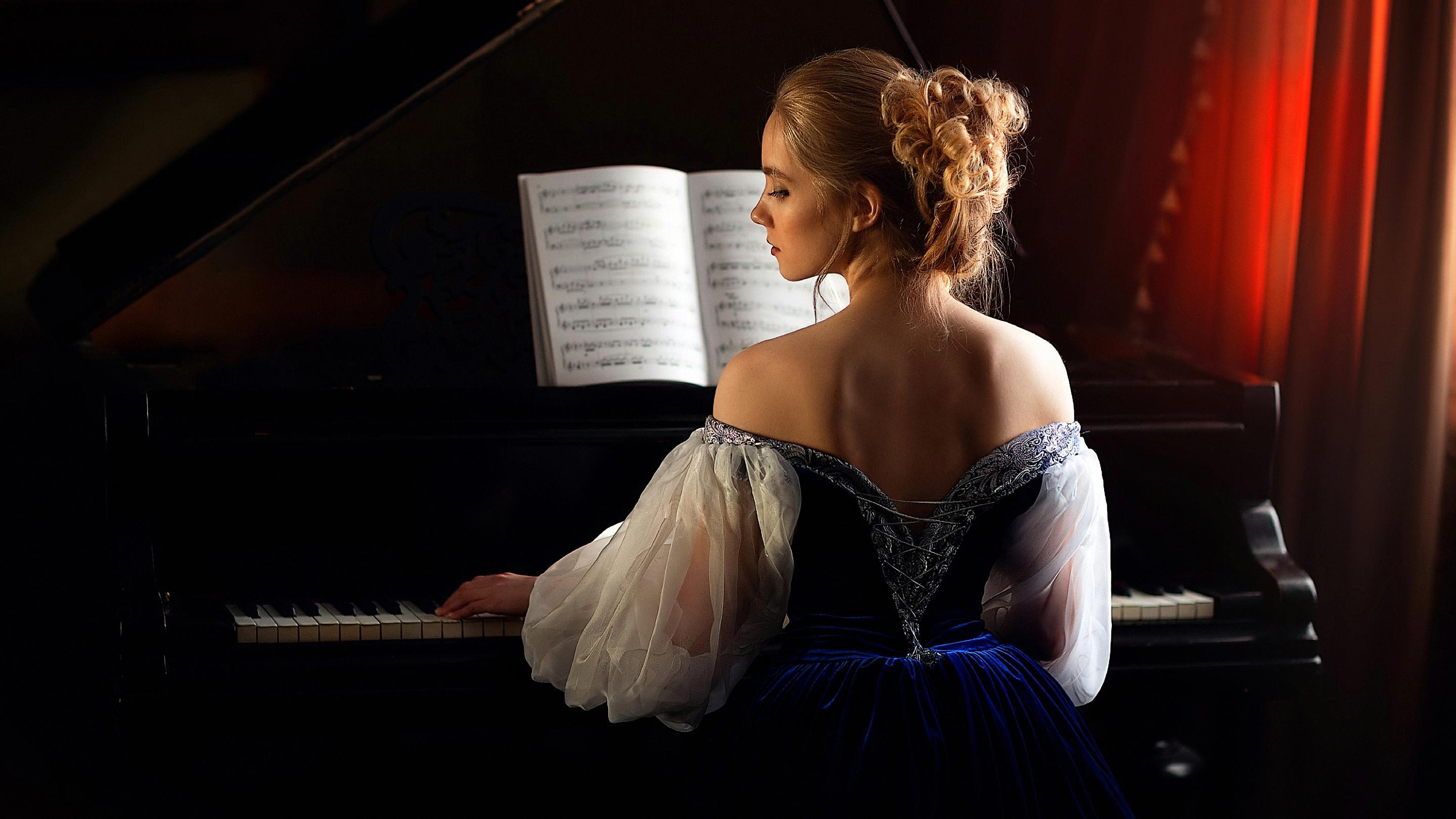 有没有弹钢琴的壁纸呐