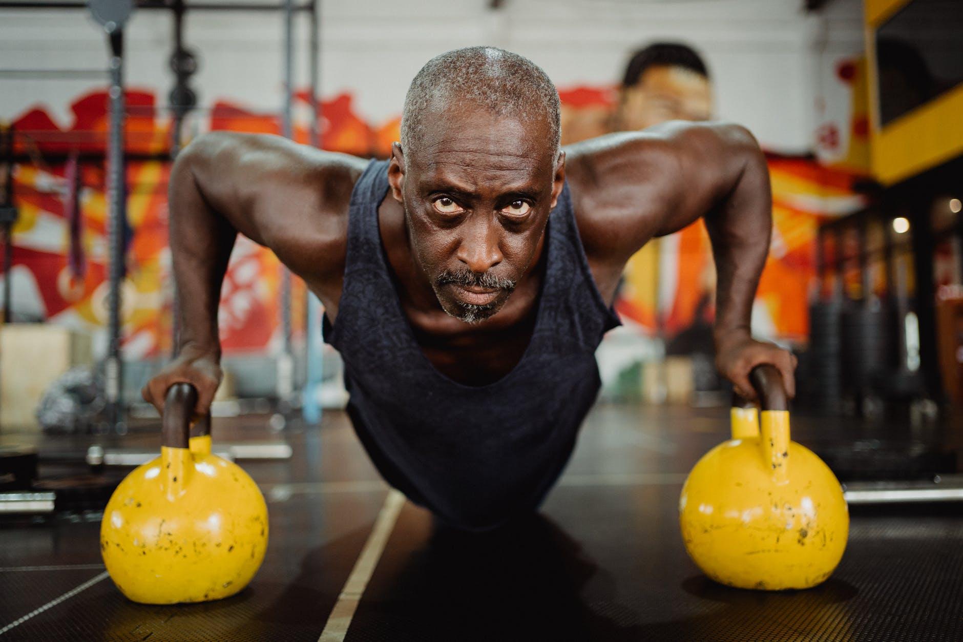 50岁以上中老年男性，每天做几个俯卧撑合适？