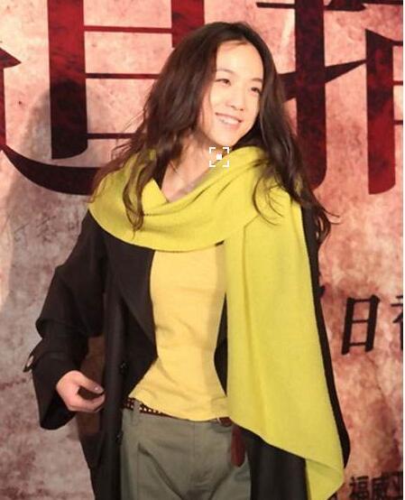 汤唯肩膀很窄而且溜肩是怎么穿起风衣的